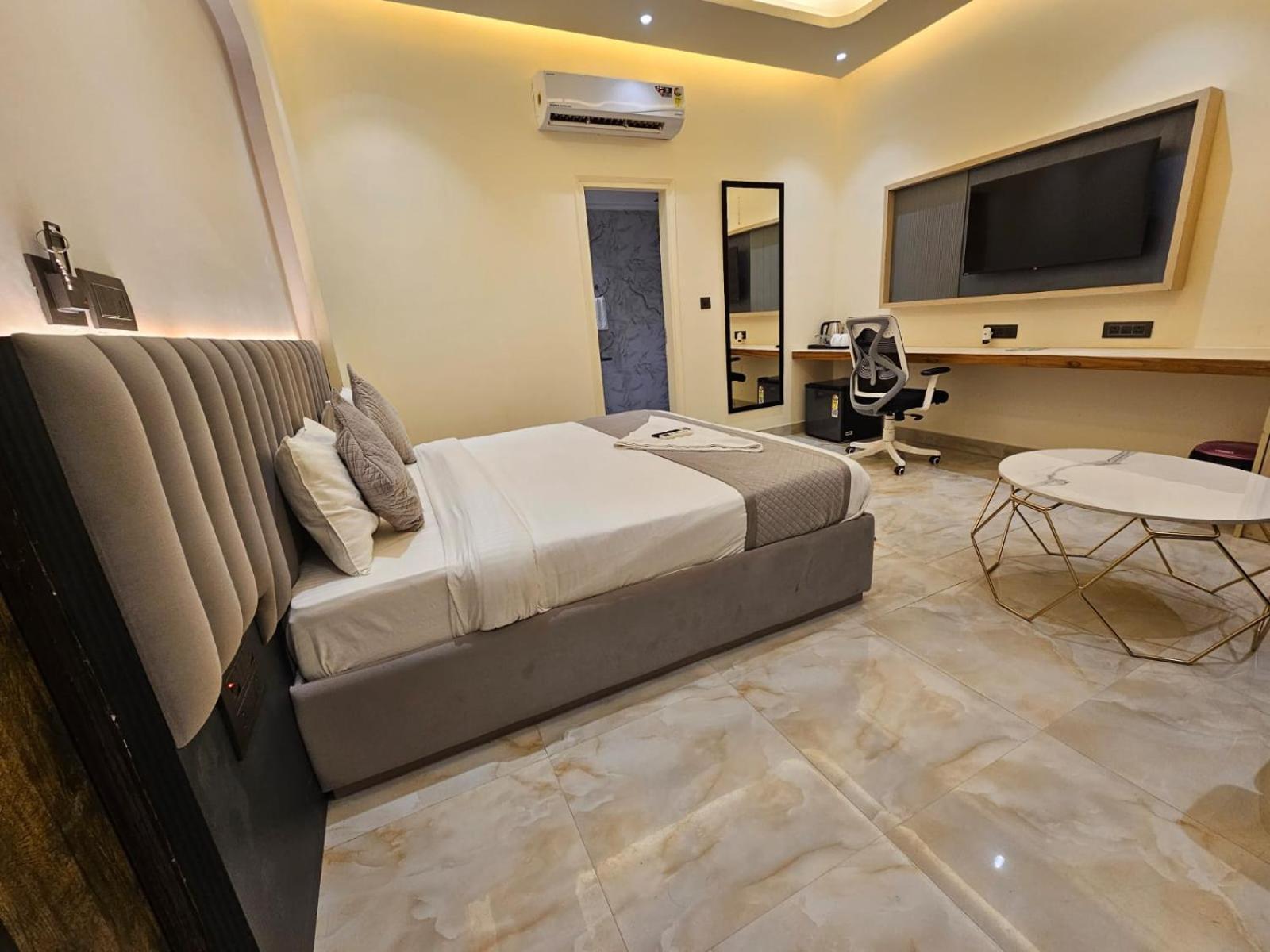 Hotel The Glass House Greater Noida Extérieur photo