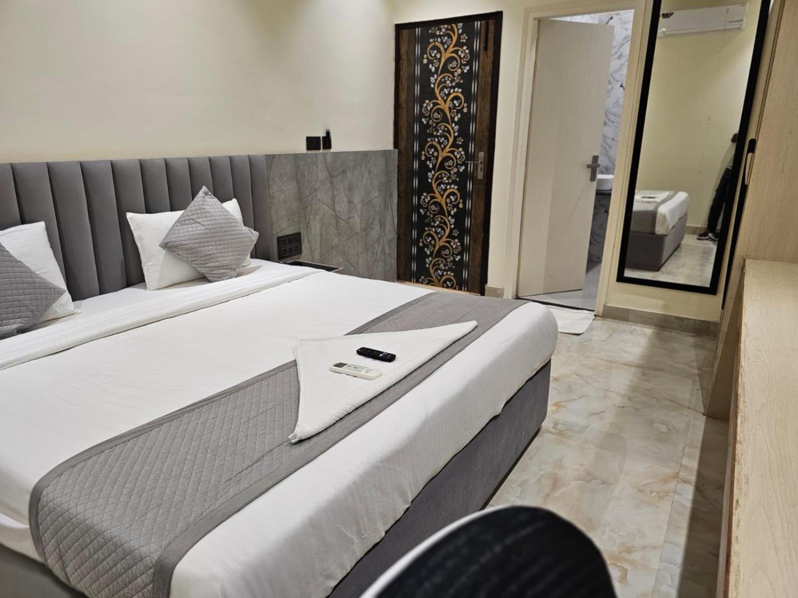 Hotel The Glass House Greater Noida Extérieur photo