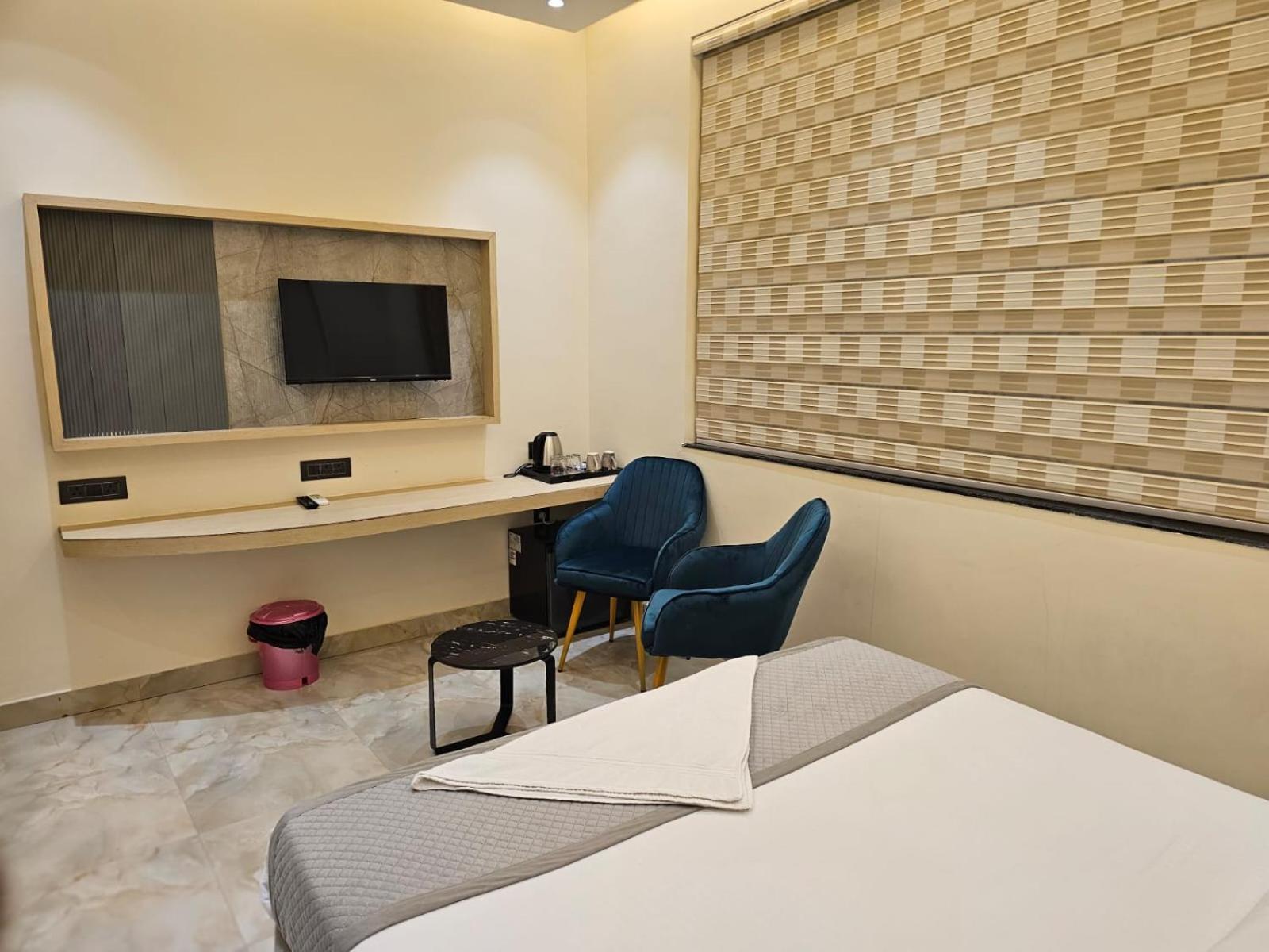 Hotel The Glass House Greater Noida Extérieur photo