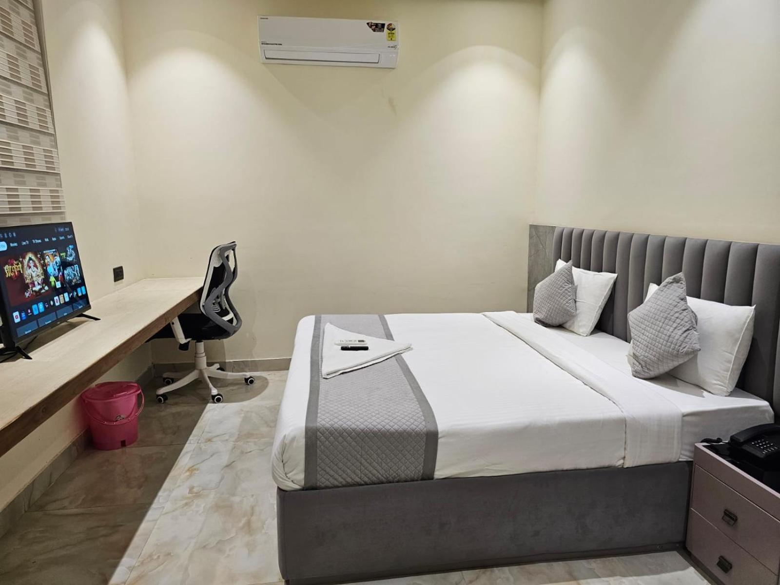Hotel The Glass House Greater Noida Extérieur photo