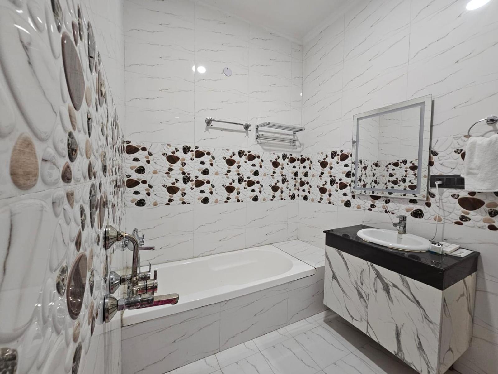 Hotel The Glass House Greater Noida Extérieur photo